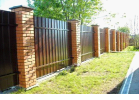 Забор металлический с кирпичными столбами