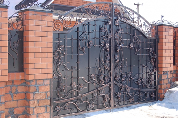 Распашные металлические ворота с калиткой: фото, преимущества и недостатки конструкции