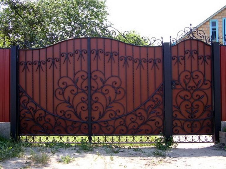 Сплошные кованые ворота
